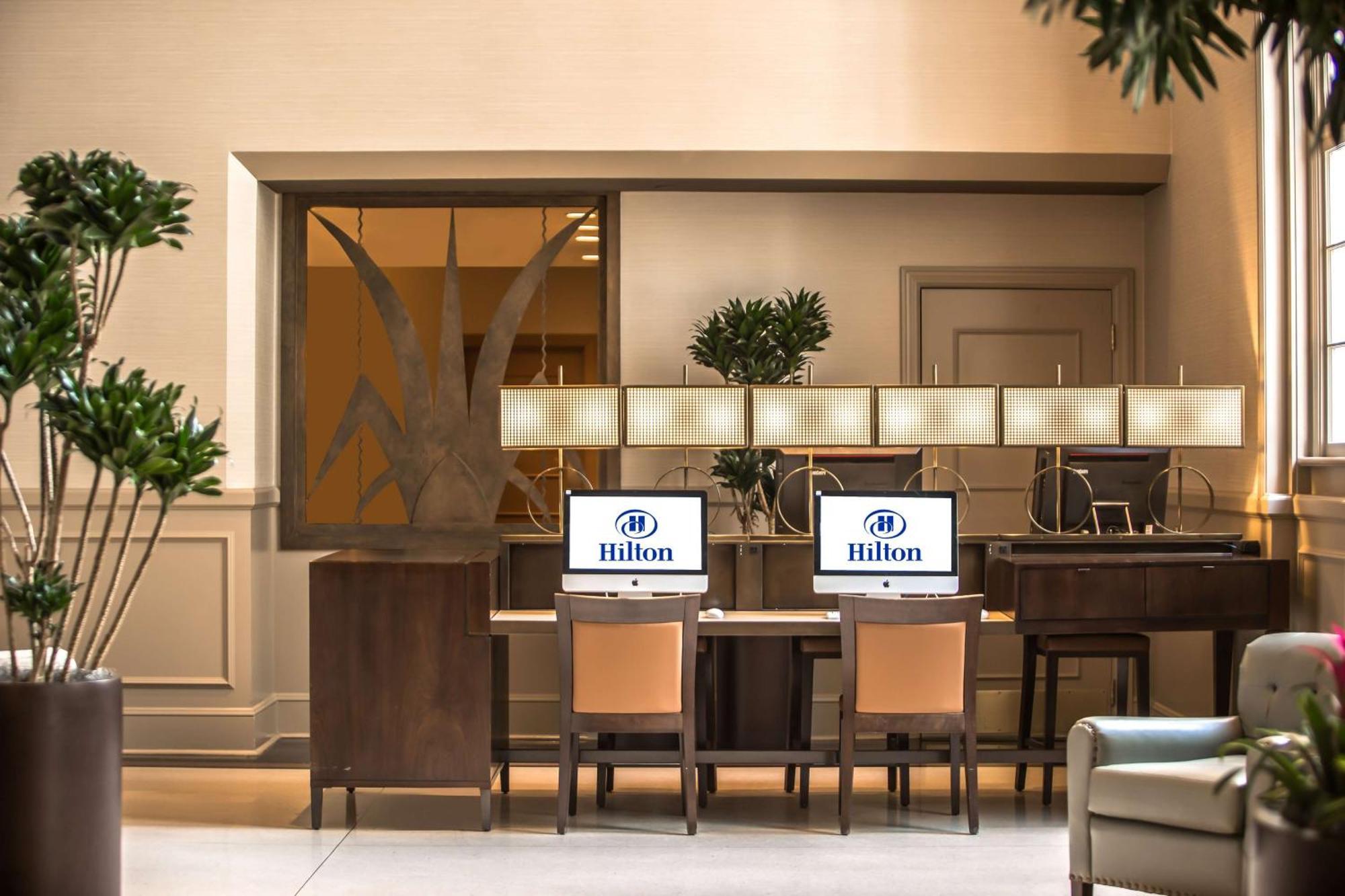 Hilton Baton Rouge Capitol Center Hotel Exterior photo